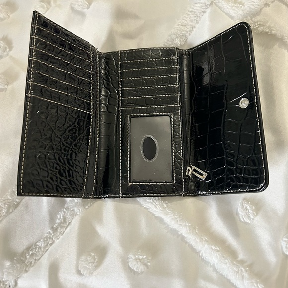 NWOT Guess Wallet - Picture 2 of 3